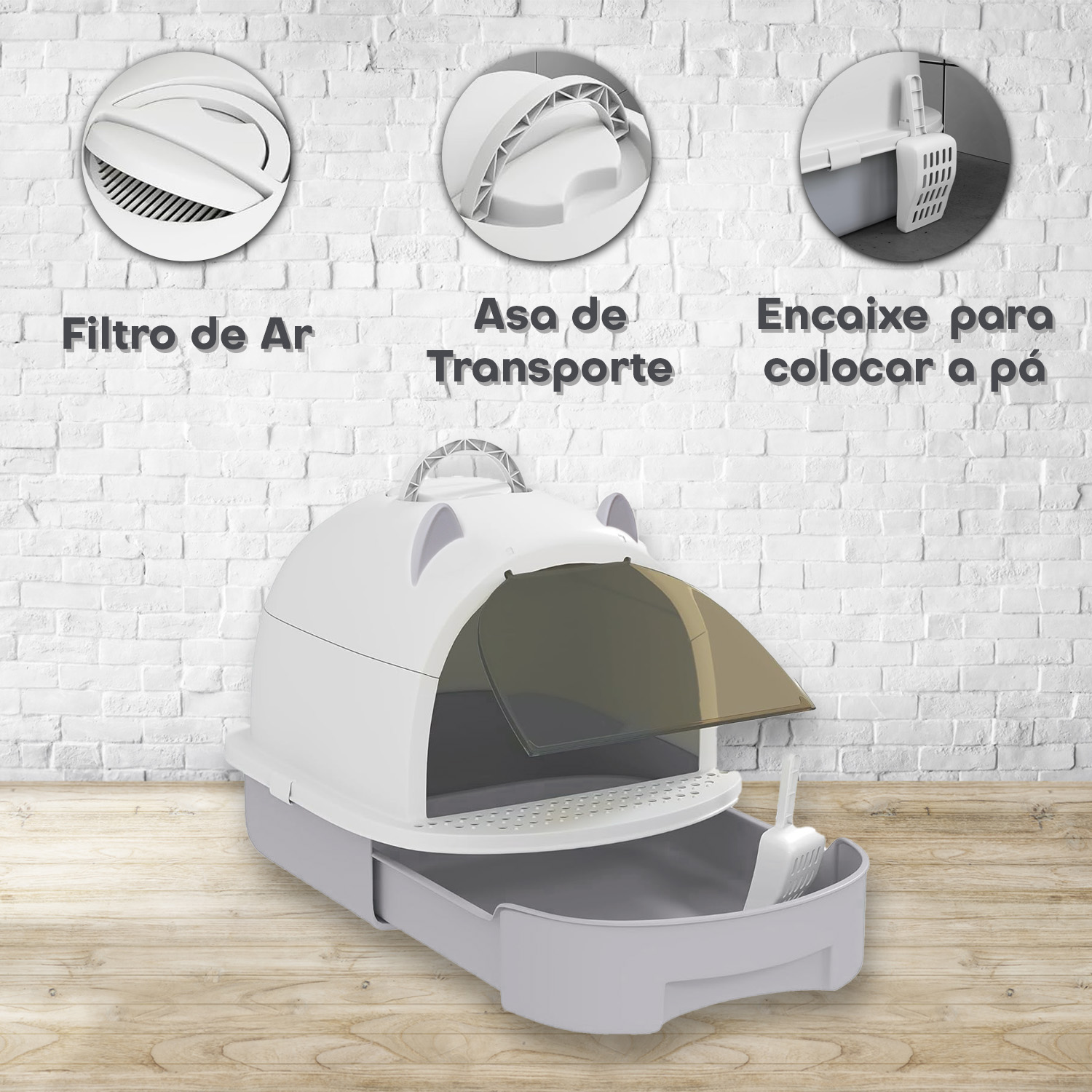 Casa de areia para gatos branca e cinza com porta fumada e acessórios, fundo de tijolo branco e chão de madeira