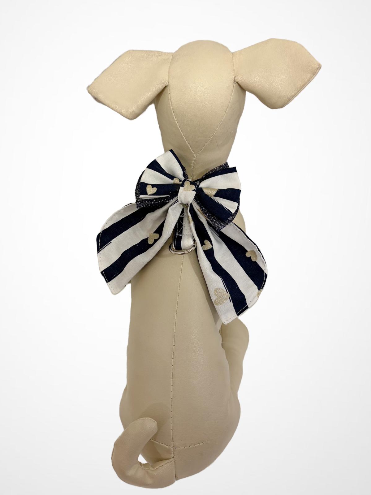 Coleira com laço riscado e corações em cão de pele sintética bege