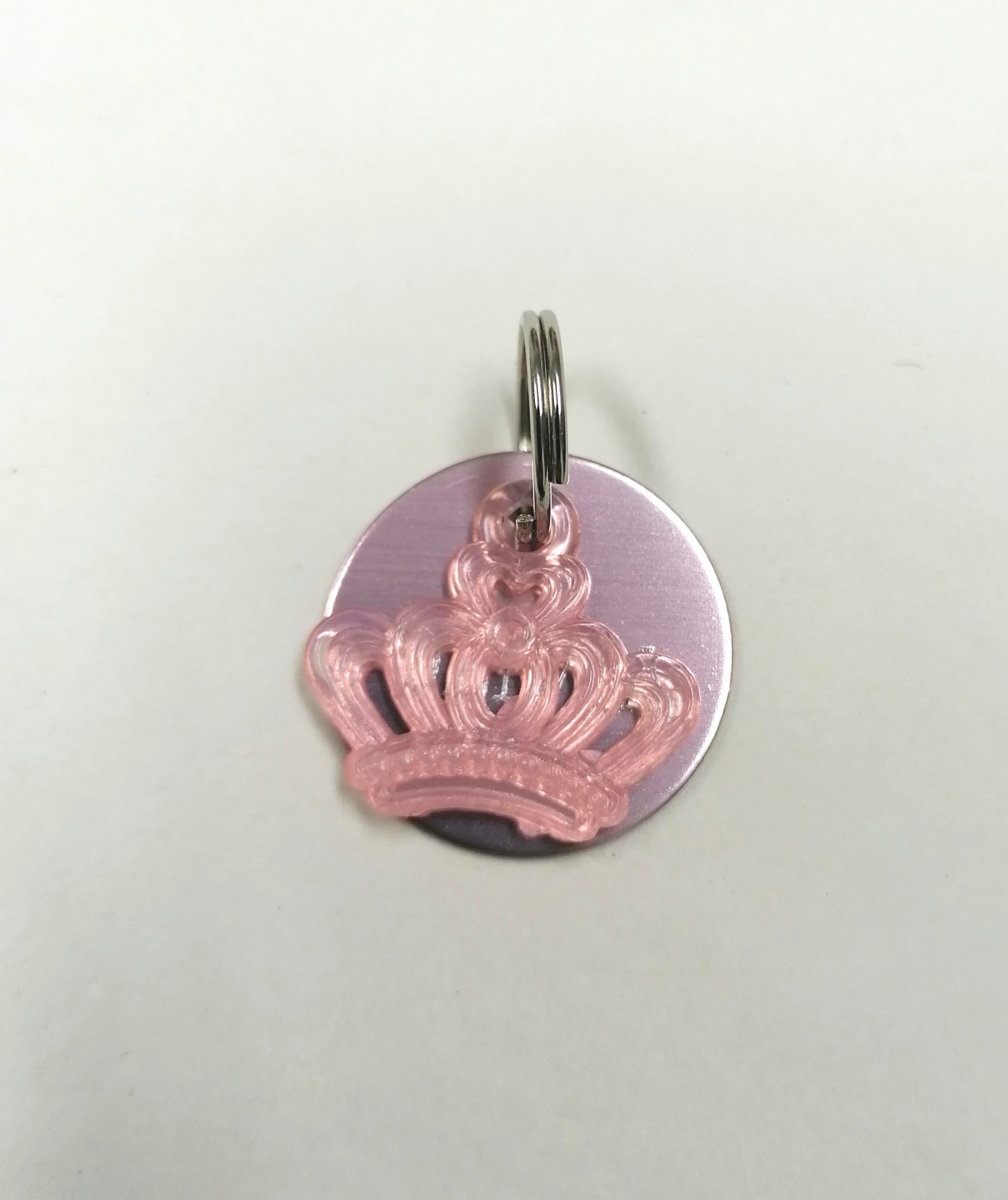 Chaveiro com disco rosa metálico e coroa rosa translúcida em acrílico