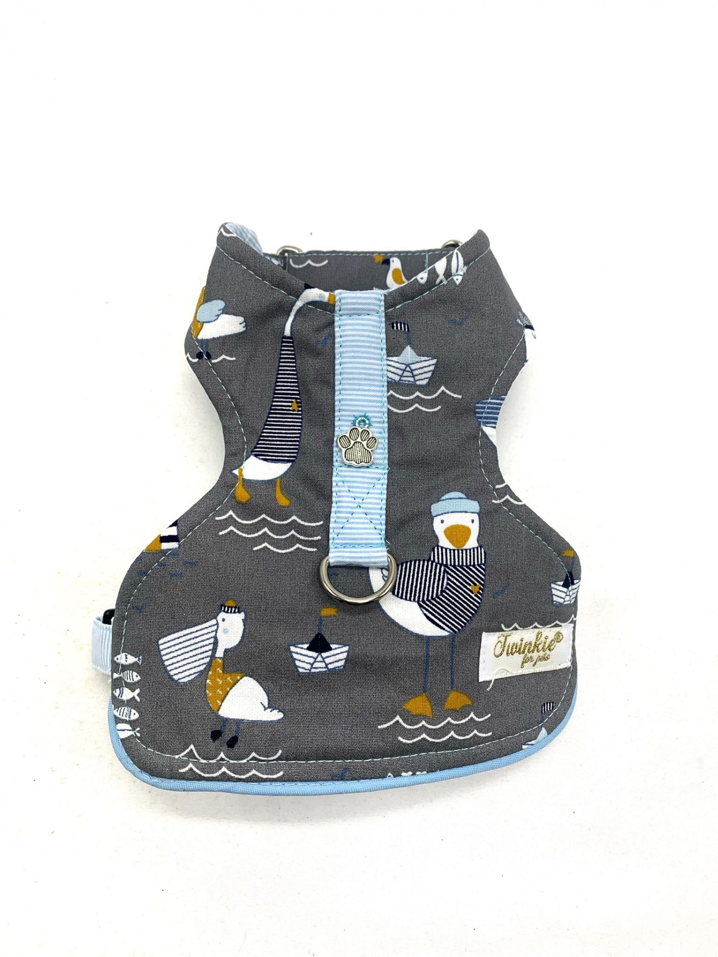 Arnês para cão de tecido com padrão de gaivotas e barquinhos em fundo cinzento