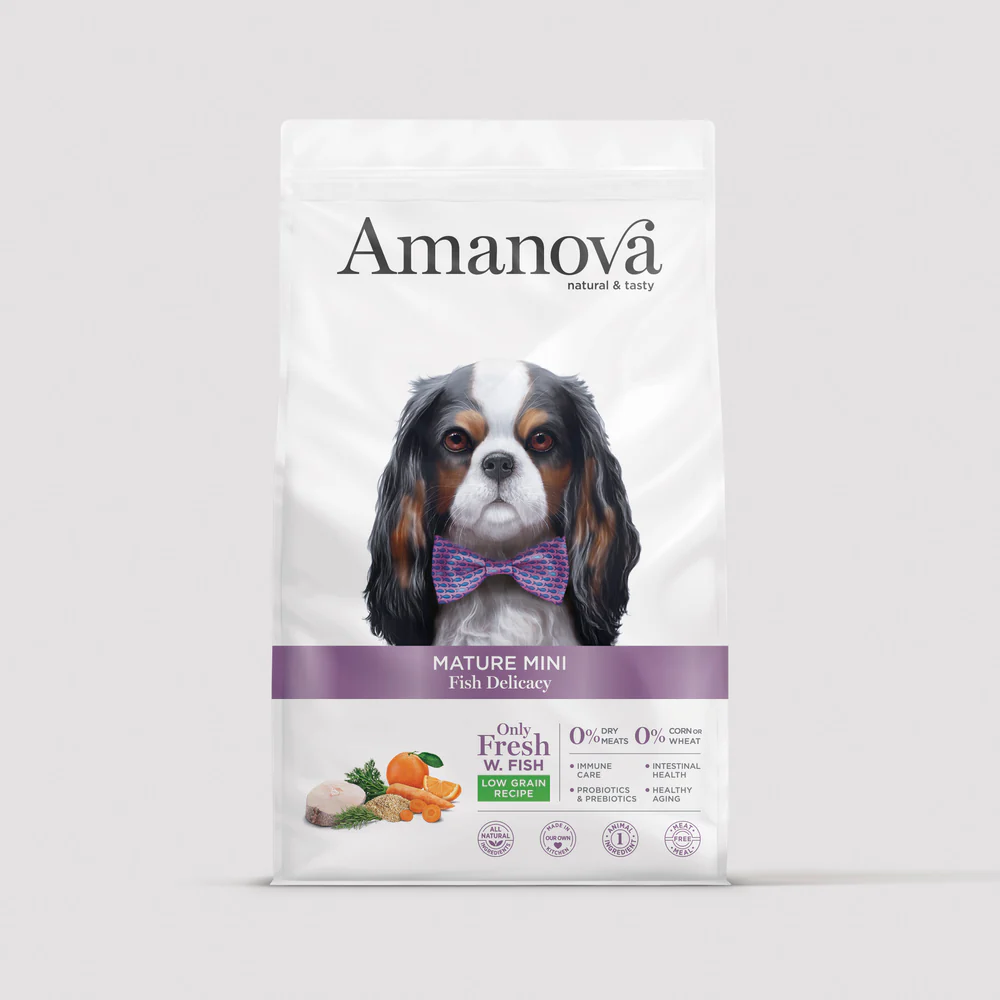 Saco branco de ração Amanova Mature Mini Fish Delicacy com imagem de cão e detalhes roxos