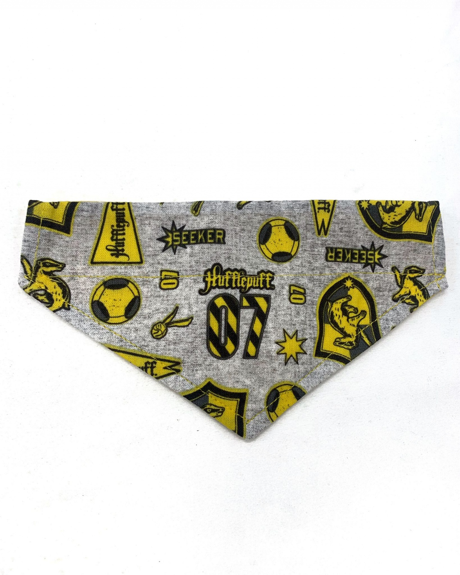 Bandana cinzenta com padrões amarelos e pretos de Hufflepuff e futebol