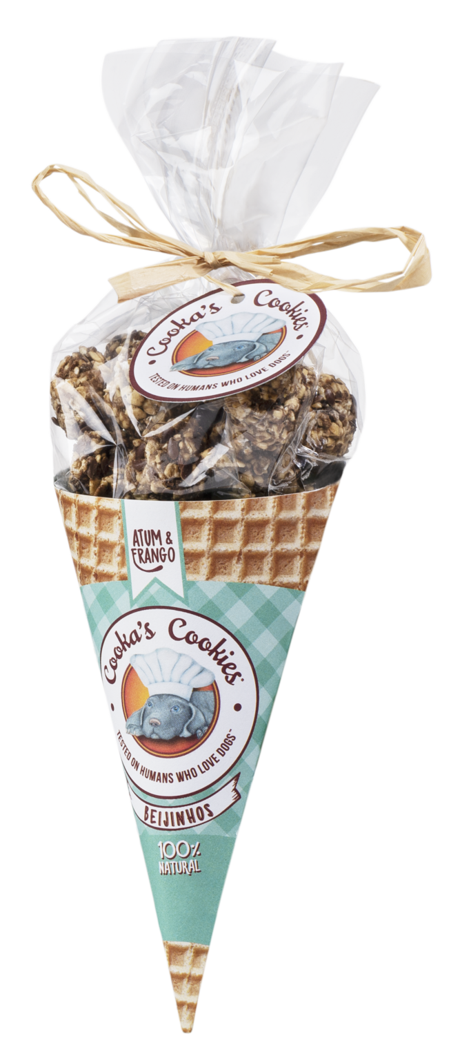 Pacote de biscoitos Cooka's Cookies em cone com rótulo azul xadrez e amarração de fita