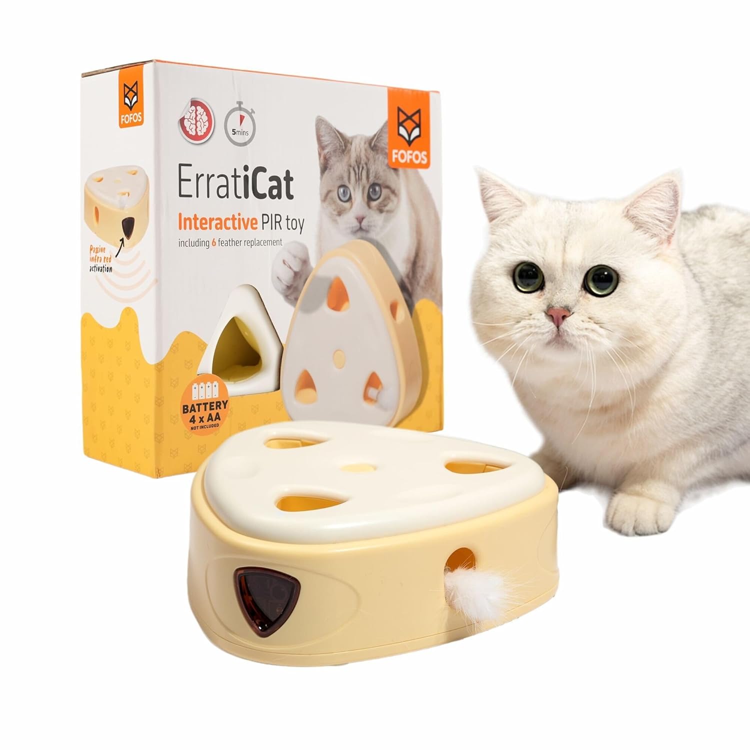 Brinquedo interativo para gatos em forma triangular, cor bege e branco, com caixa de embalagem e um gato branco ao lado.