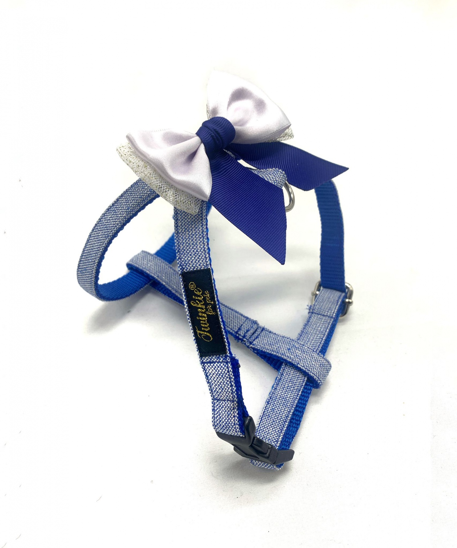 Peitoral para cão azul com laço roxo e branco sobre fundo branco