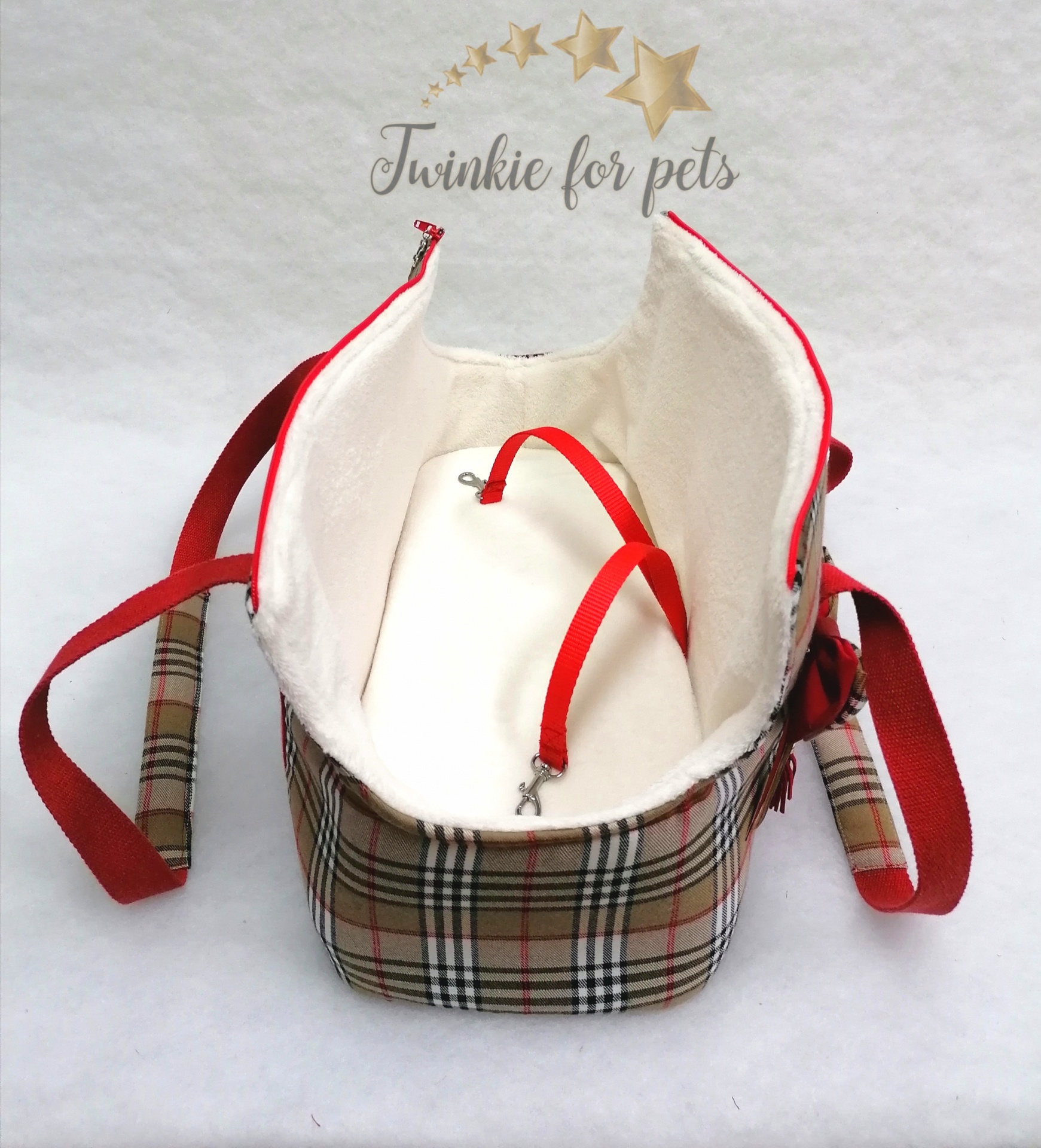 Transportadora para animais com padrão riscado bege e alças vermelhas