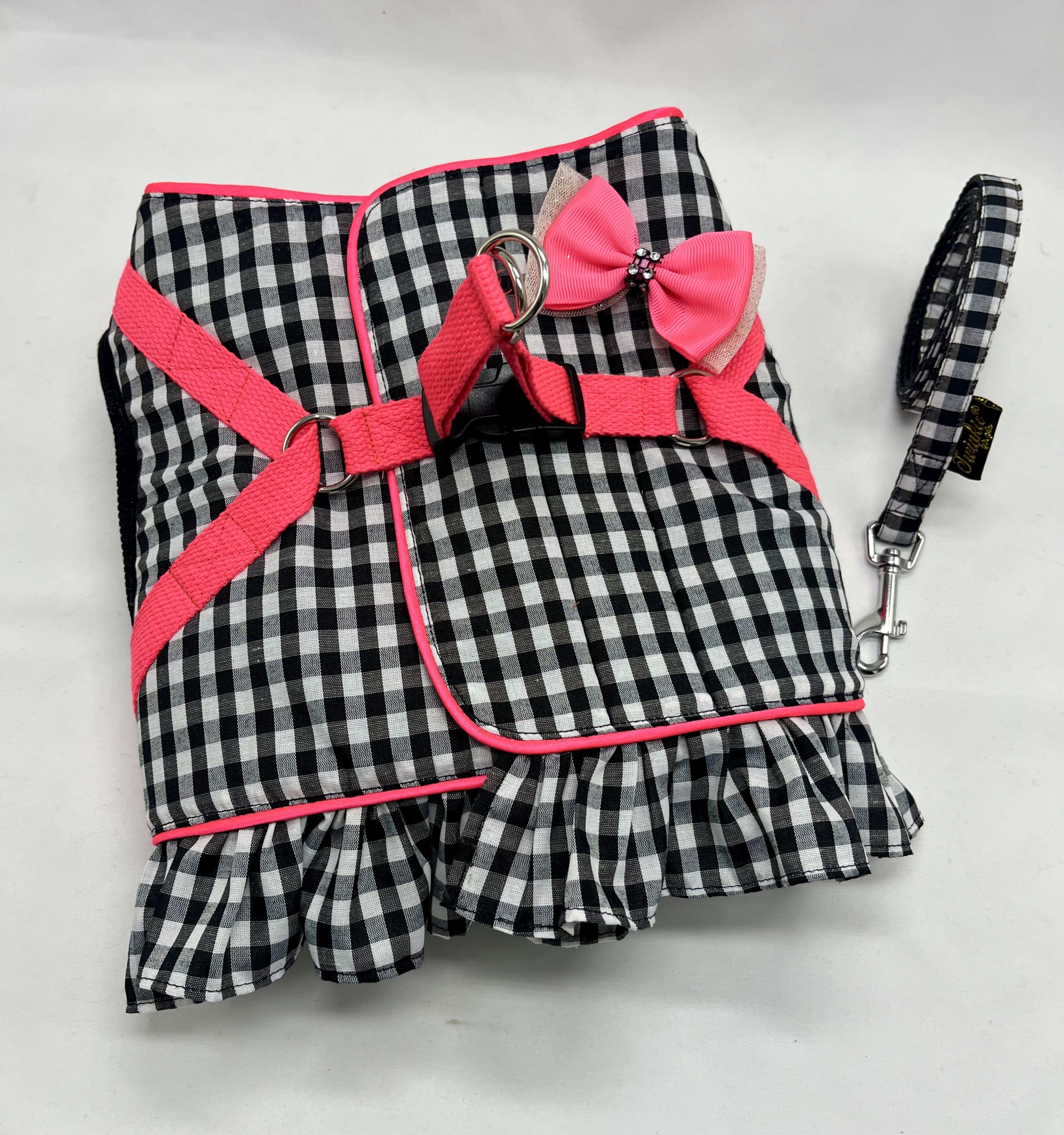 Conjunto para cão aos quadrados preto e branco com fita e laço rosa