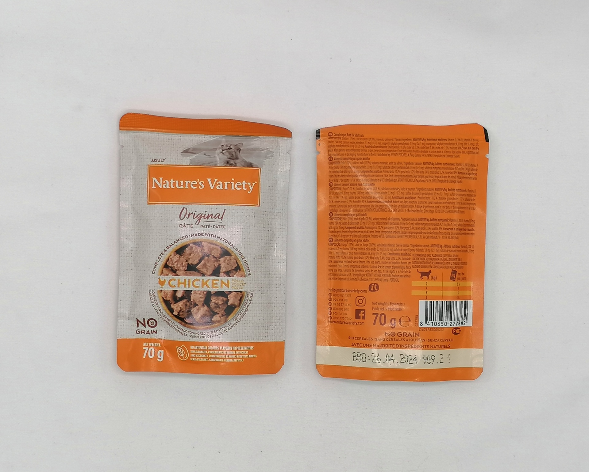 Duas embalagens Nature's Variety Original Chicken para animais, 70g, laranja e branco.