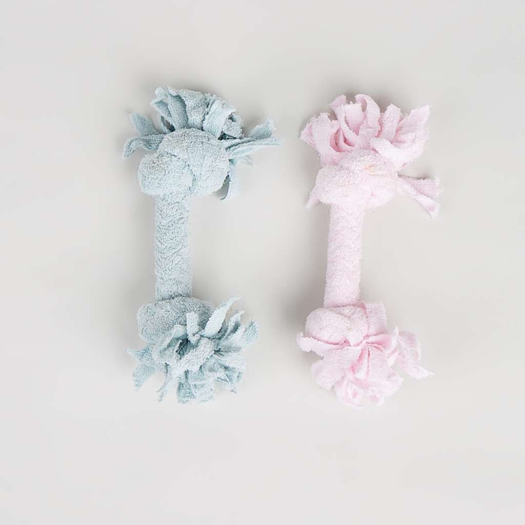 Dois brinquedos para cães em forma de ossos azul claro e rosa em tecido felpudo