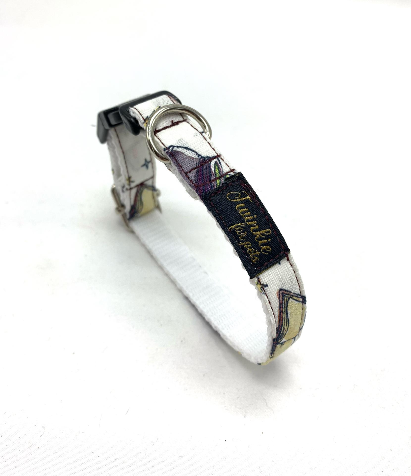 Coleira ajustável para animal com padrão colorido e etiqueta preta com texto dourado