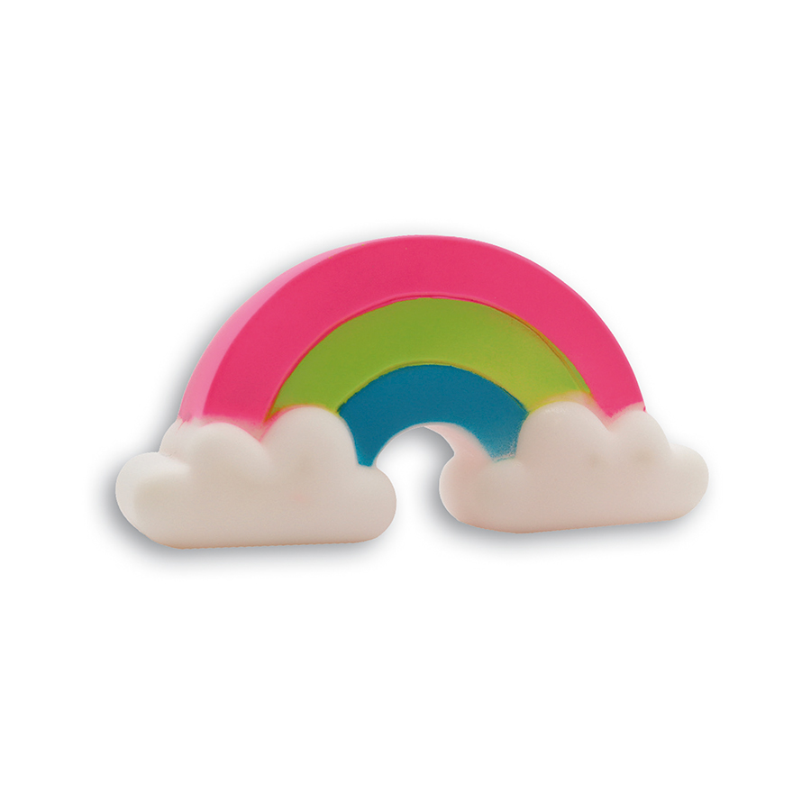 Decoração de arco-íris com nuvens brancas