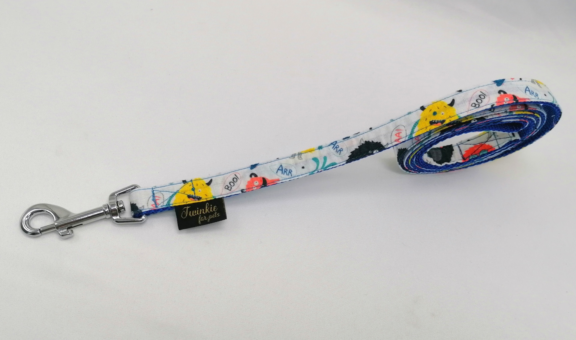 Trela de cão com padrão colorido e gancho metálico