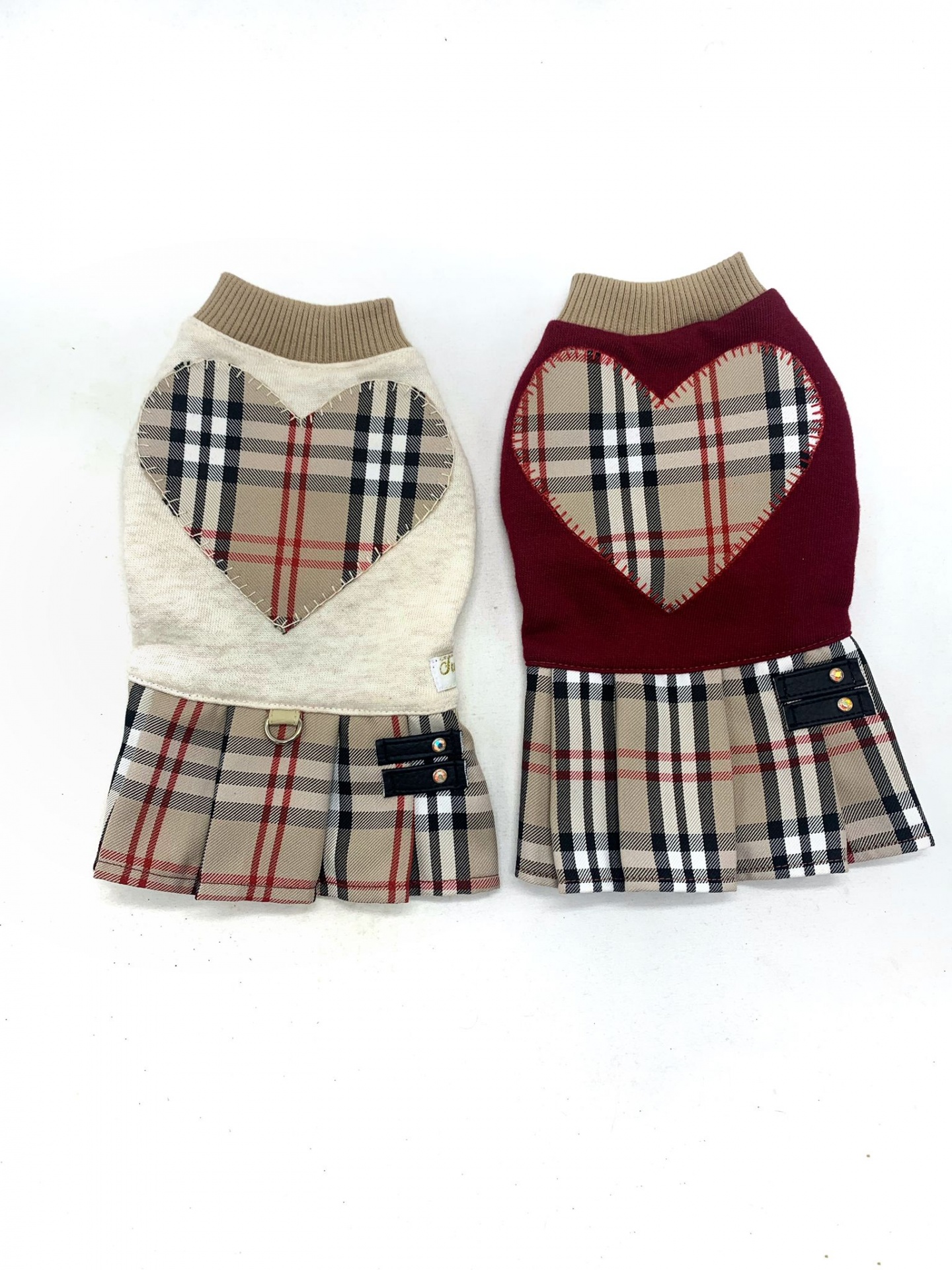 Vestidos para cães com padrão xadrez e coração no peito, um bege e outro vermelho