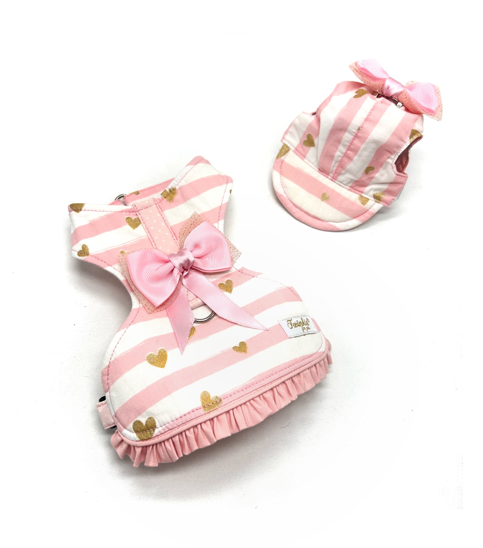 Colete para cão e boné com riscas rosa e brancas, corações dourados e laços cor-de-rosa