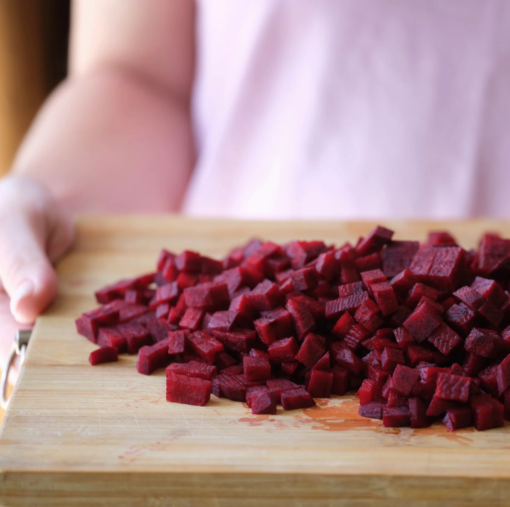 Cubos de beterraba vermelha em tábua de madeira