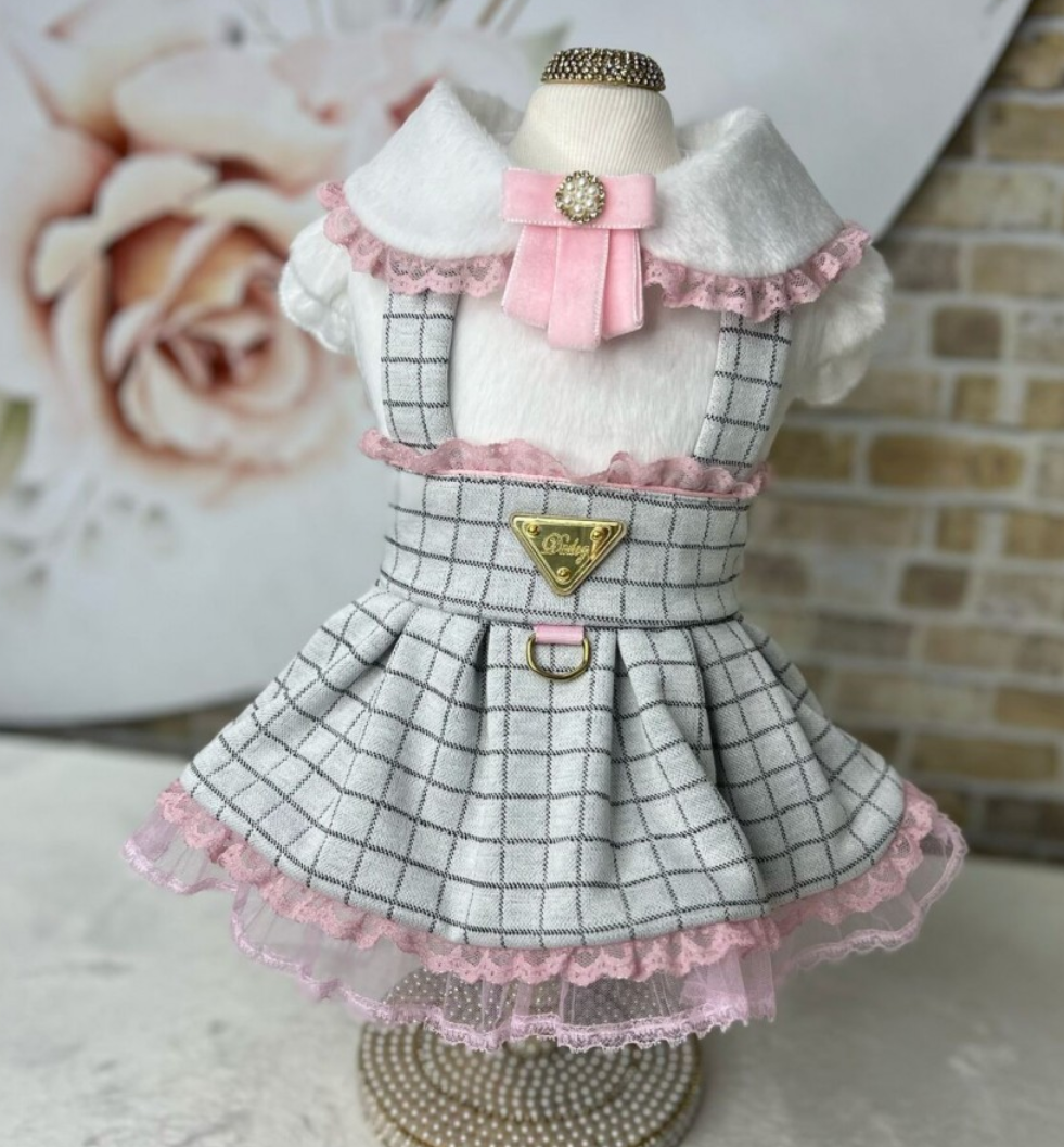 Vestido para animal de estimação xadrez cinza com renda rosa e gola branca felpuda.