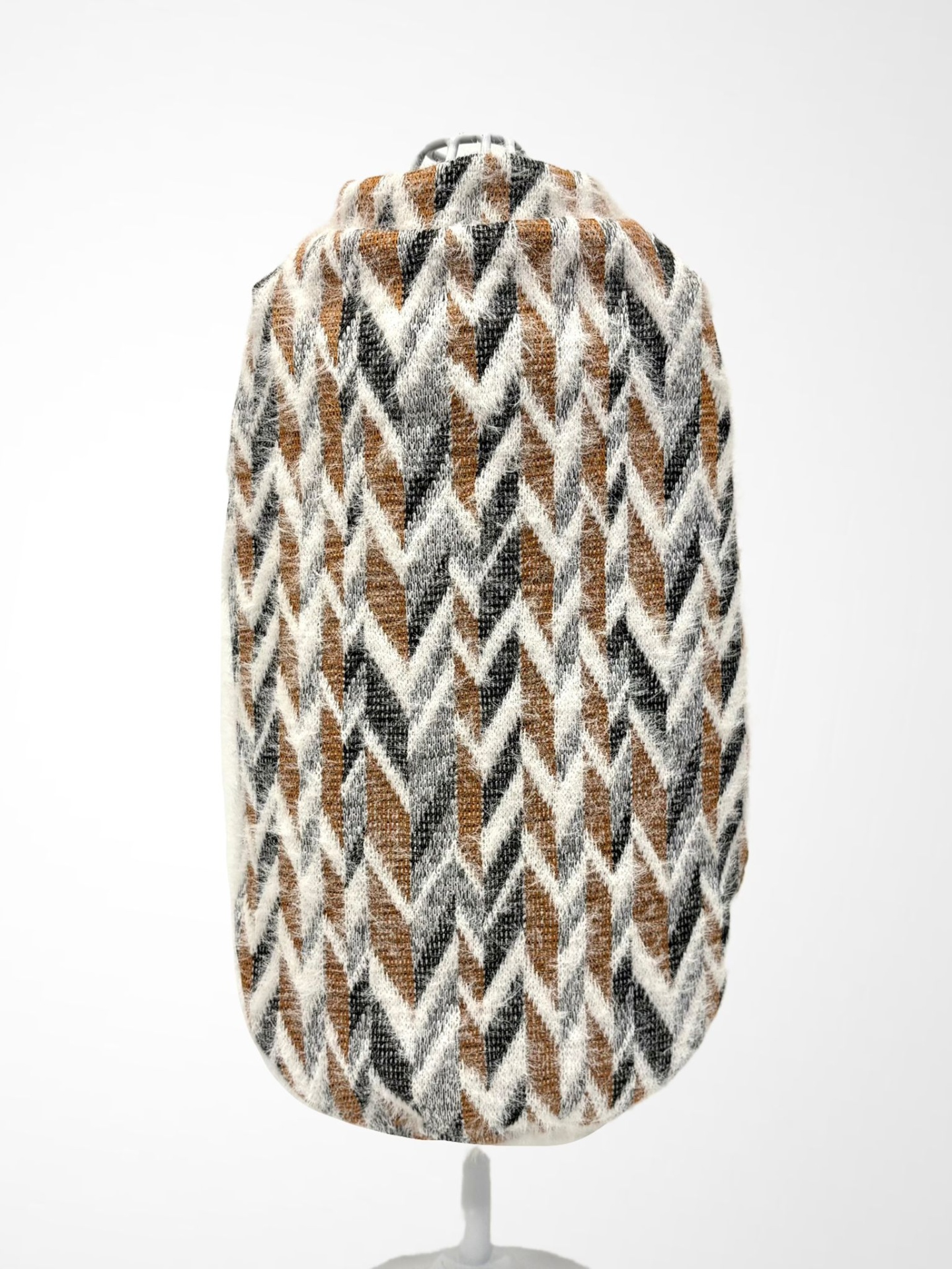 Casaco de malha com padrão geométrico em zig zag castanho, cinza e branco