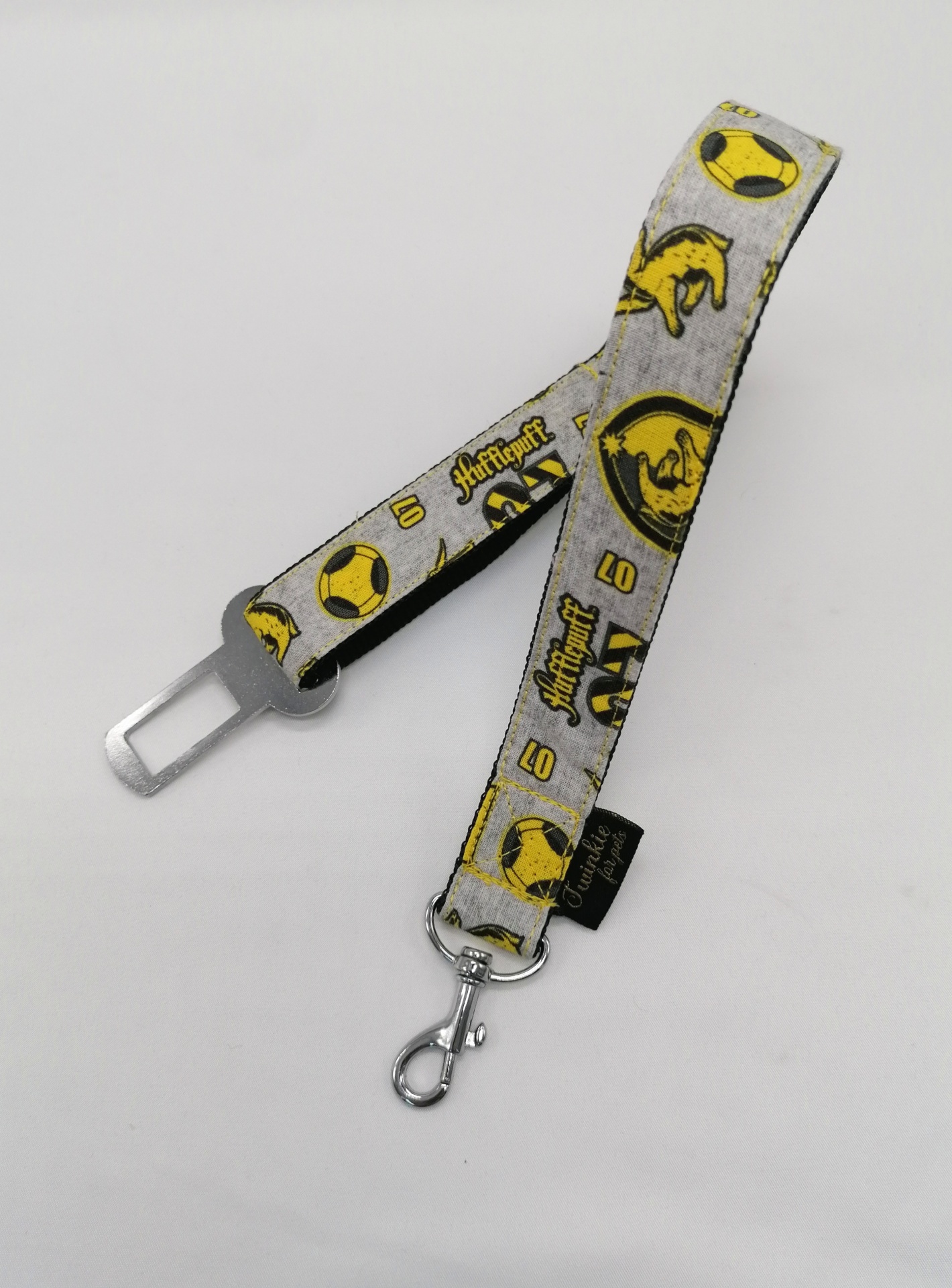 Correia cinza com padrões amarelos e pretos e fechos metálicos