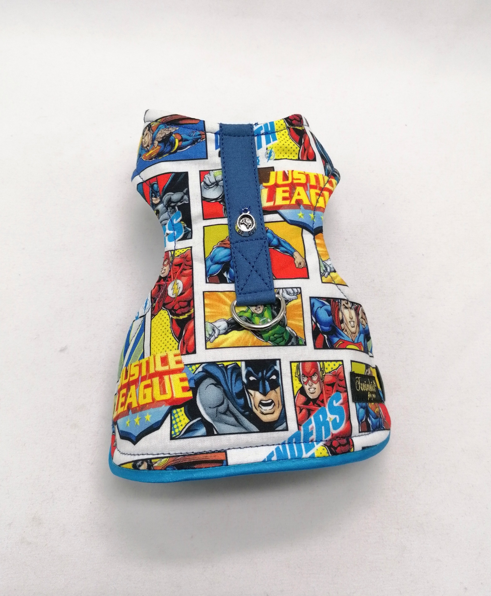 Colete para cão com padrão colorido dos personagens da Justice League e alça azul
