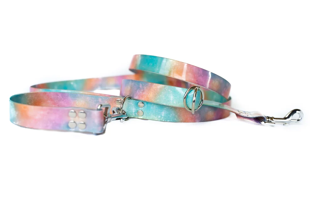 Trela para animais de estimação em padrão tie-dye em cores pastel com fecho metálico