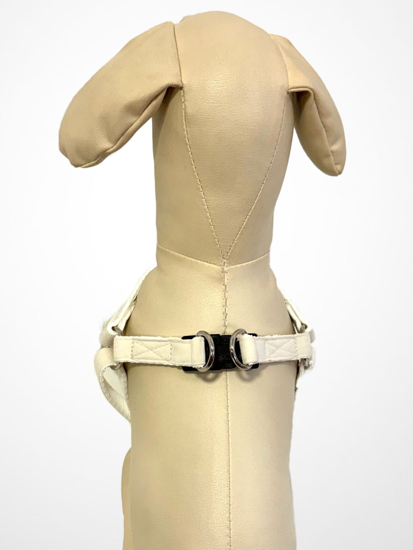 Coleira branca para cão em manequim castanho claro