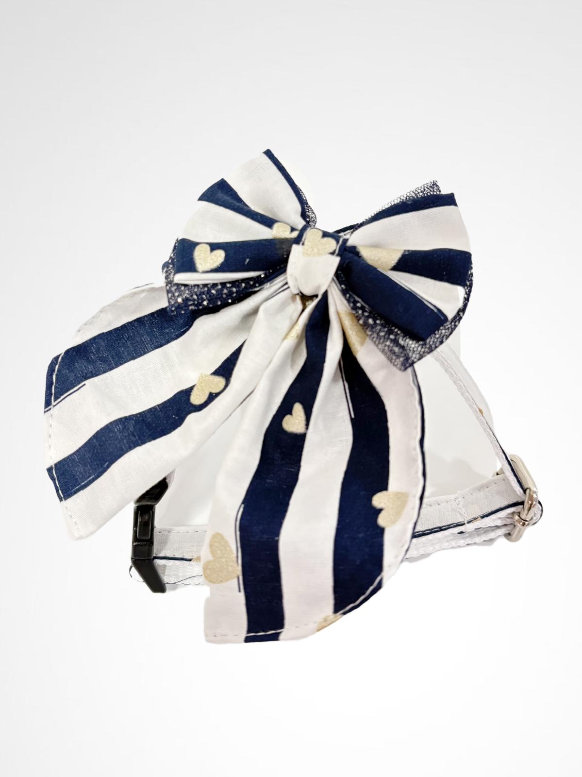 Laço para cabelo branco com riscas azuis e corações dourados