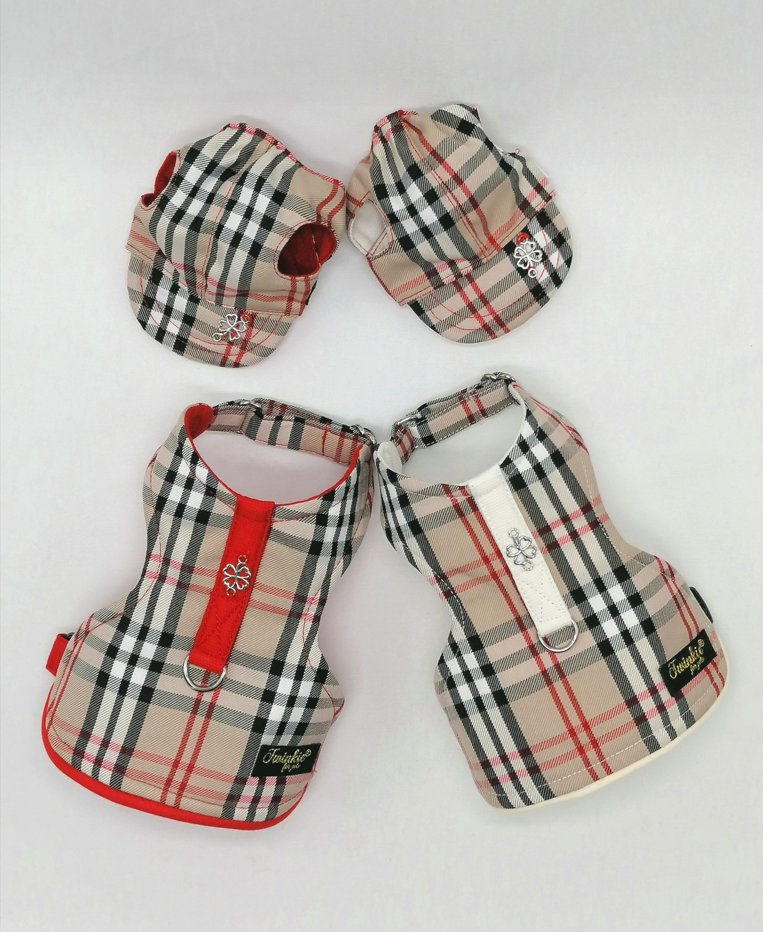 Bonés e coletes para cães com padrão xadrez bege, preto, branco e vermelho