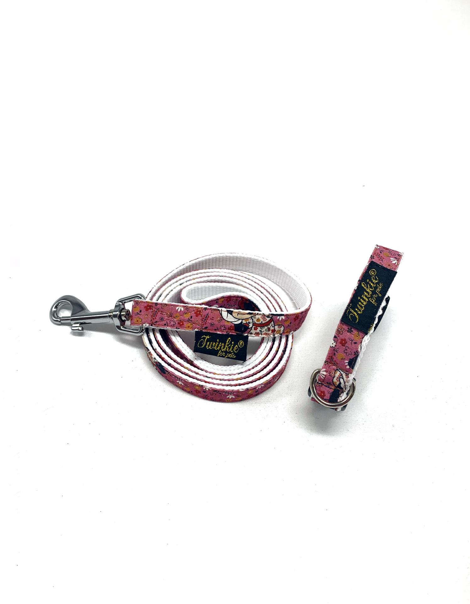 Trela e collar para cão rosa com padrão floral e etiquetas pretas 'Twinkle Dog'