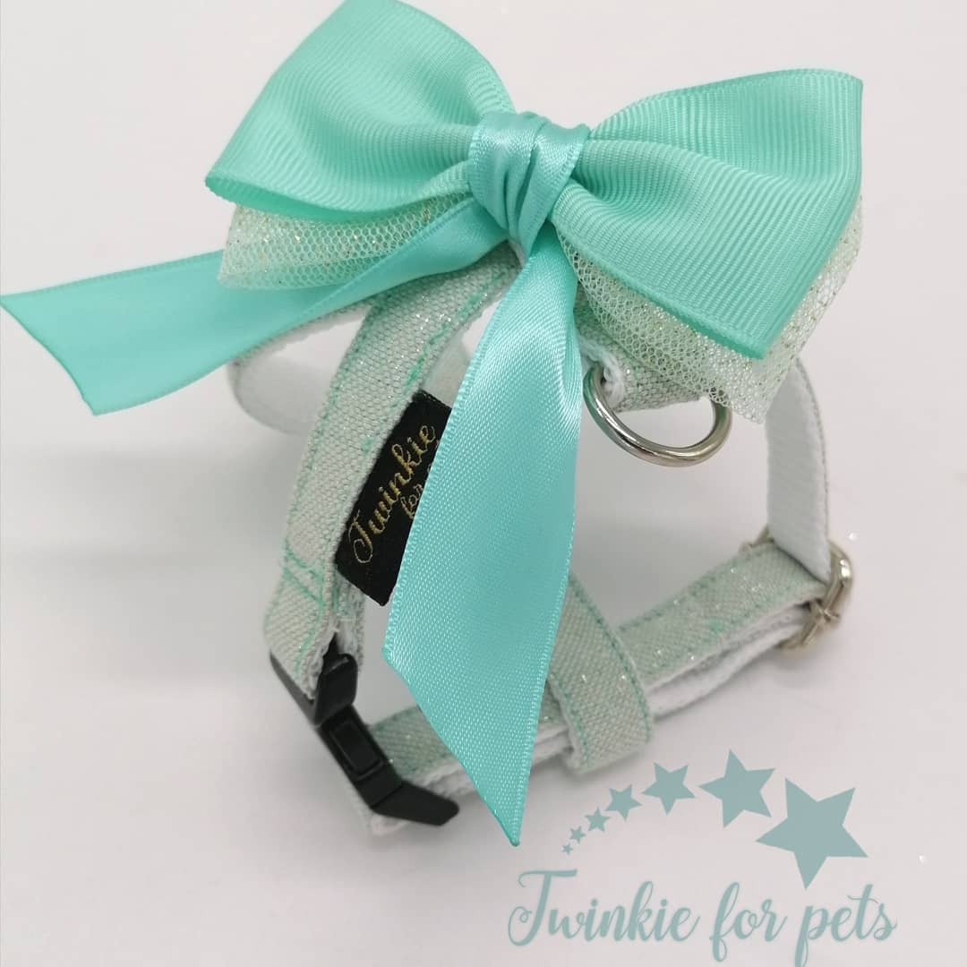 Coleira branca com laço verde água e etiqueta Twinkie para animais