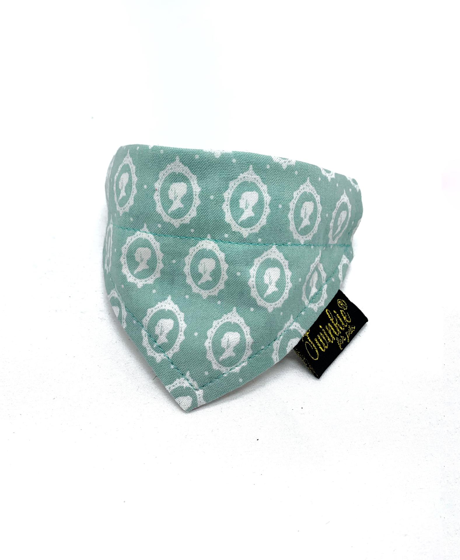 Bandana verde com padrão de silhuetas brancas e etiqueta preta