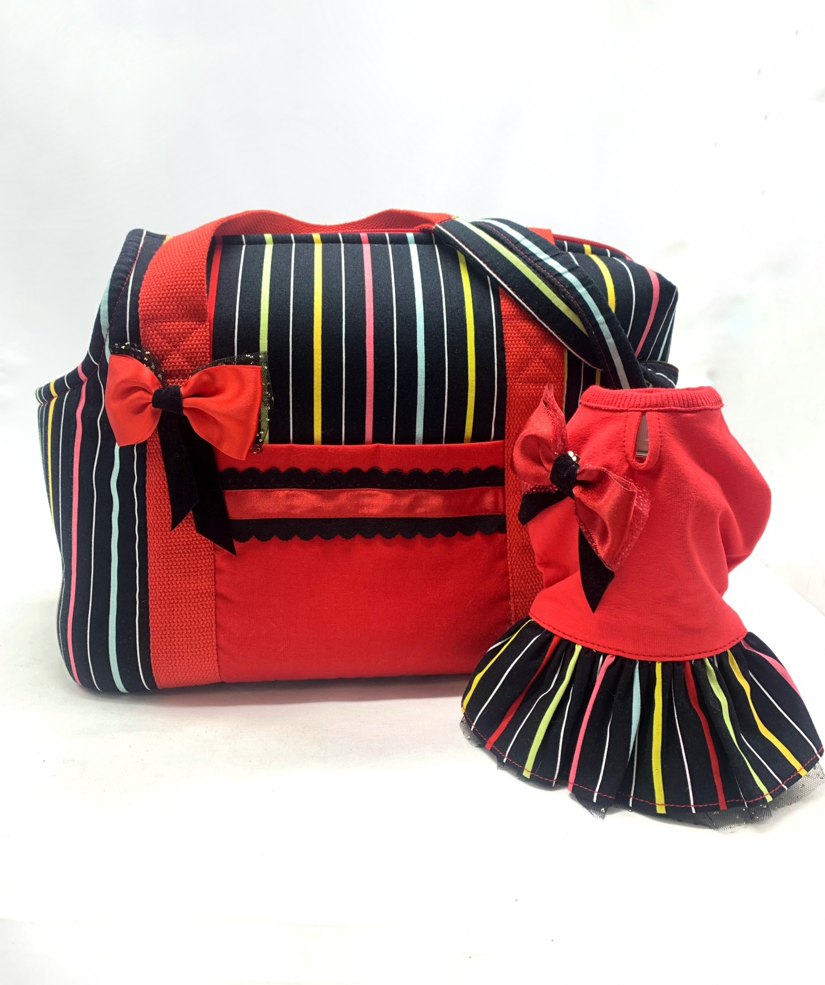 Bolsa e vestido para animal de estimação em tecido vermelho e riscas coloridas