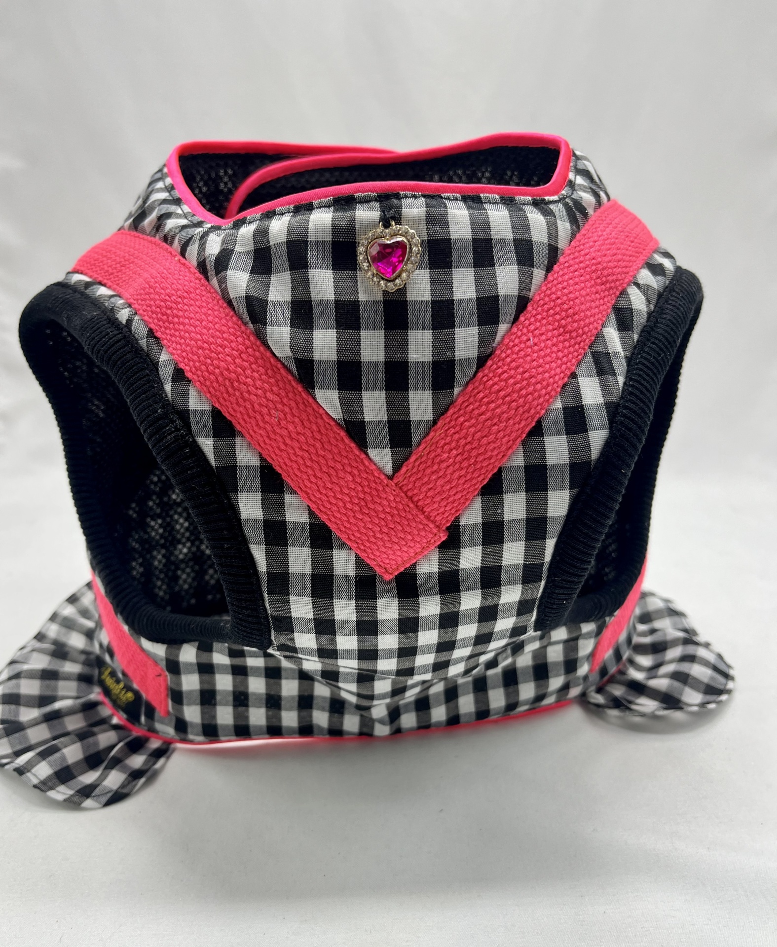 Peitoral para cão xadrez preto branco com detalhes rosa e adorno de coração