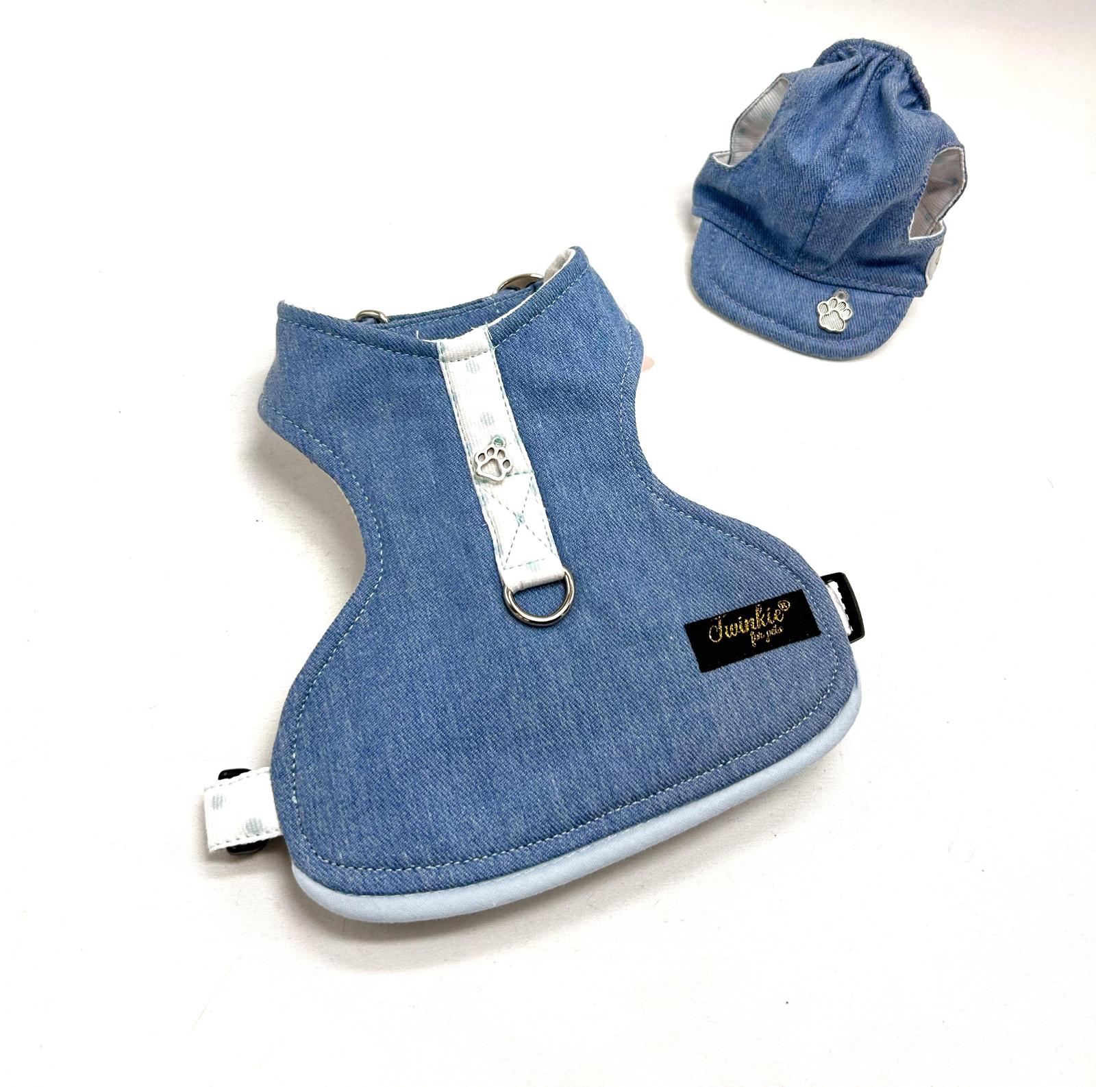 Conjunto de peitoral e boné para cão em tecido azul claro tipo ganga com detalhes brancos e etiqueta preta