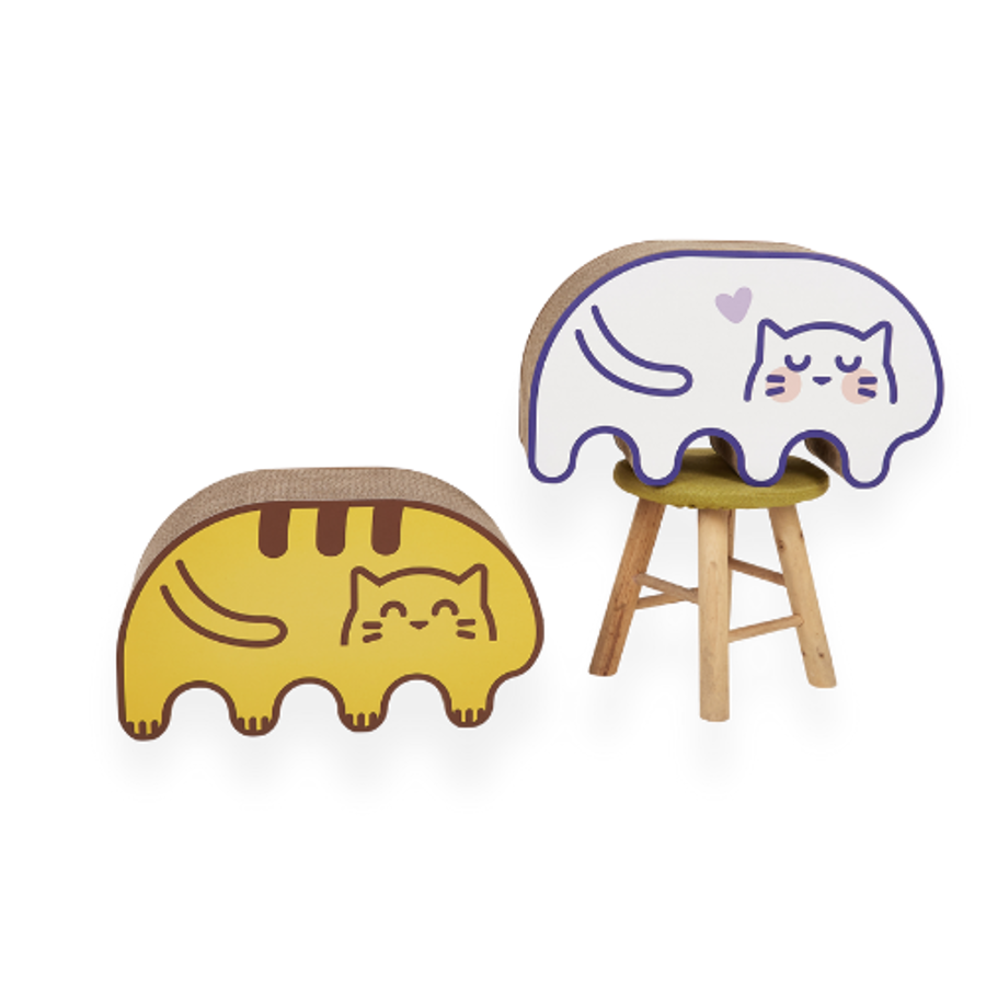 Dois raspadores para gatos com desenhos de gatos em cartão corrugado, um amarelo e outro branco, com um suporte de banco verde.