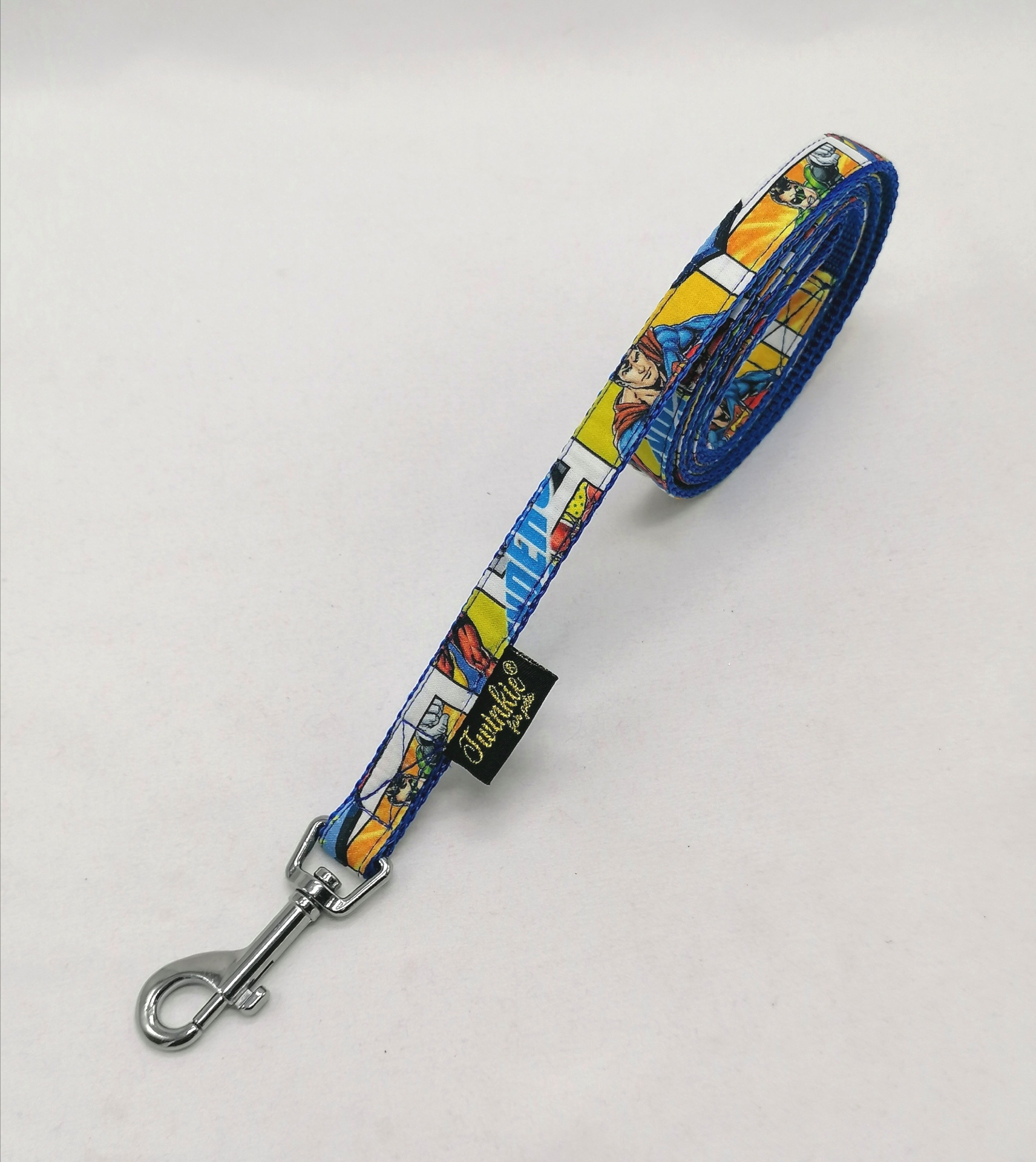 Trela para cão colorida com gancho metálico e etiqueta preta