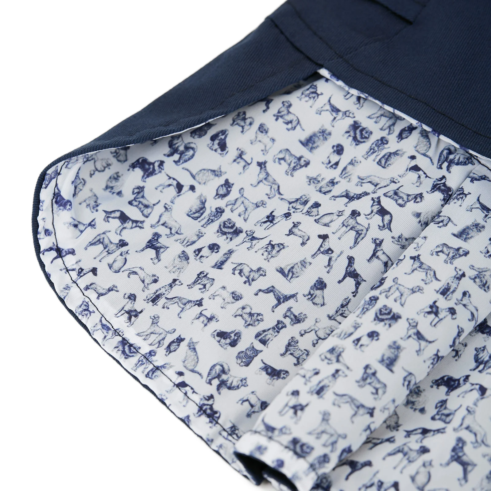 Forro branco com padrão de cães azuis dentro de peça de roupa azul escura