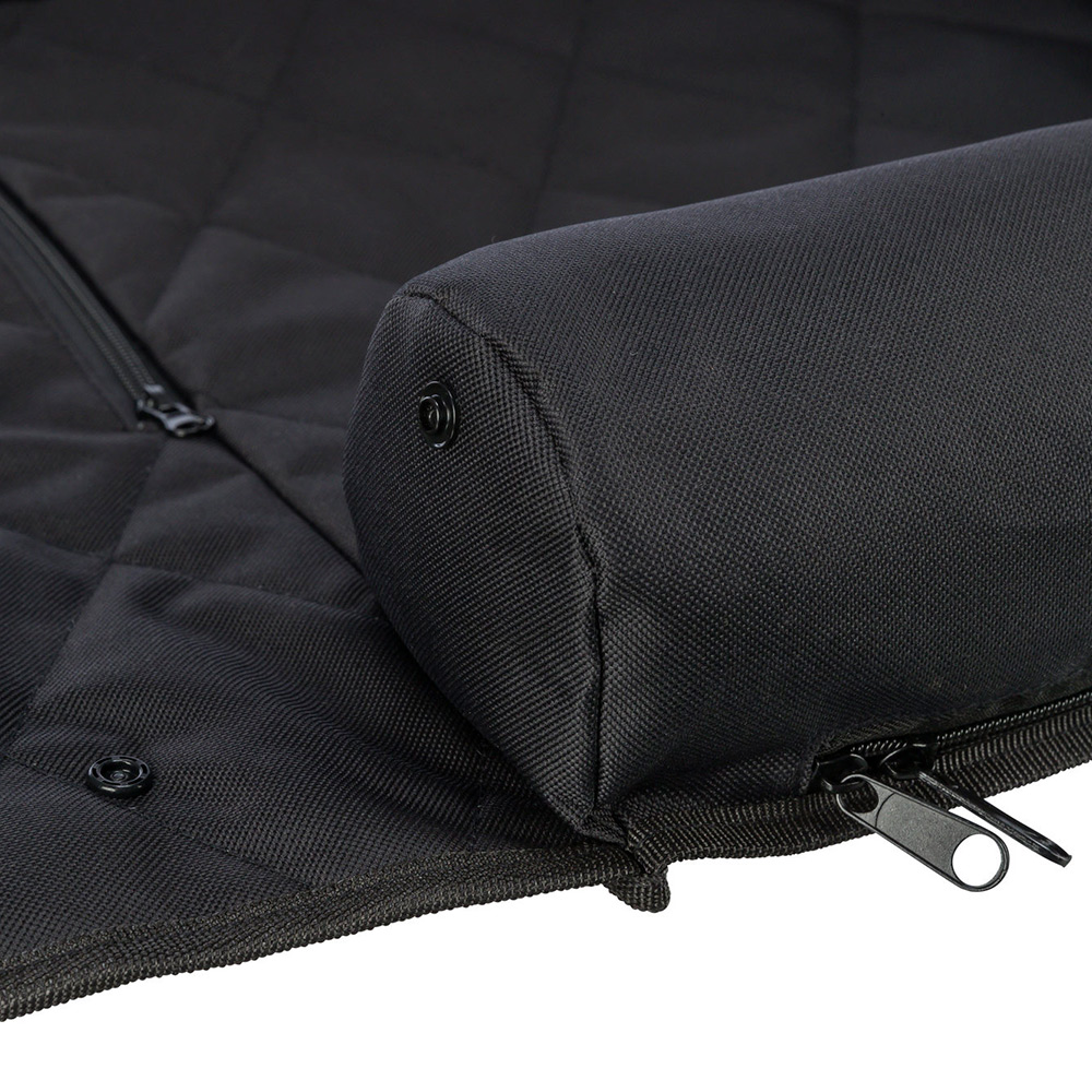 Almofada cilíndrica preta com fecho de correr e superfície acolchoada preta com padrão de losangos