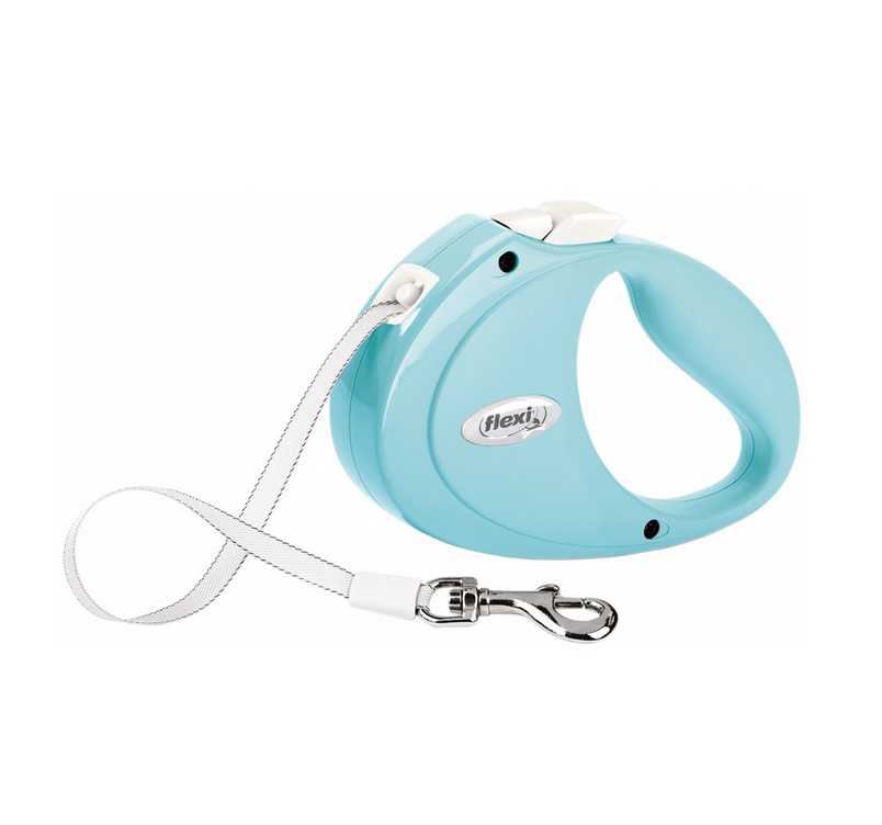 trela retrátil para cães azul claro com fita branca e gancho metálico