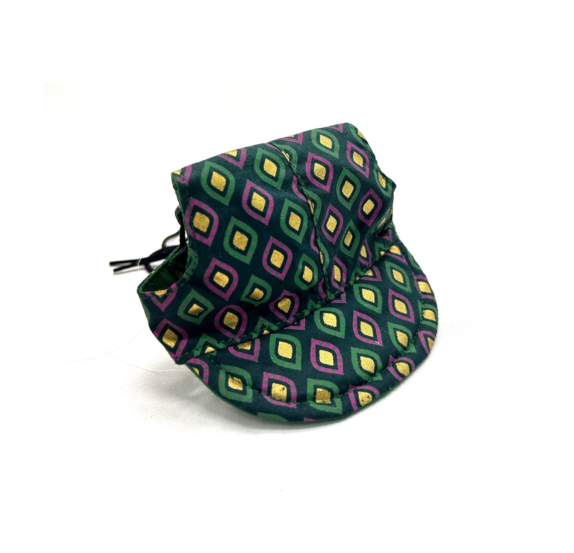 Boné com padrão geométrico colorido em tons de verde, amarelo e rosa