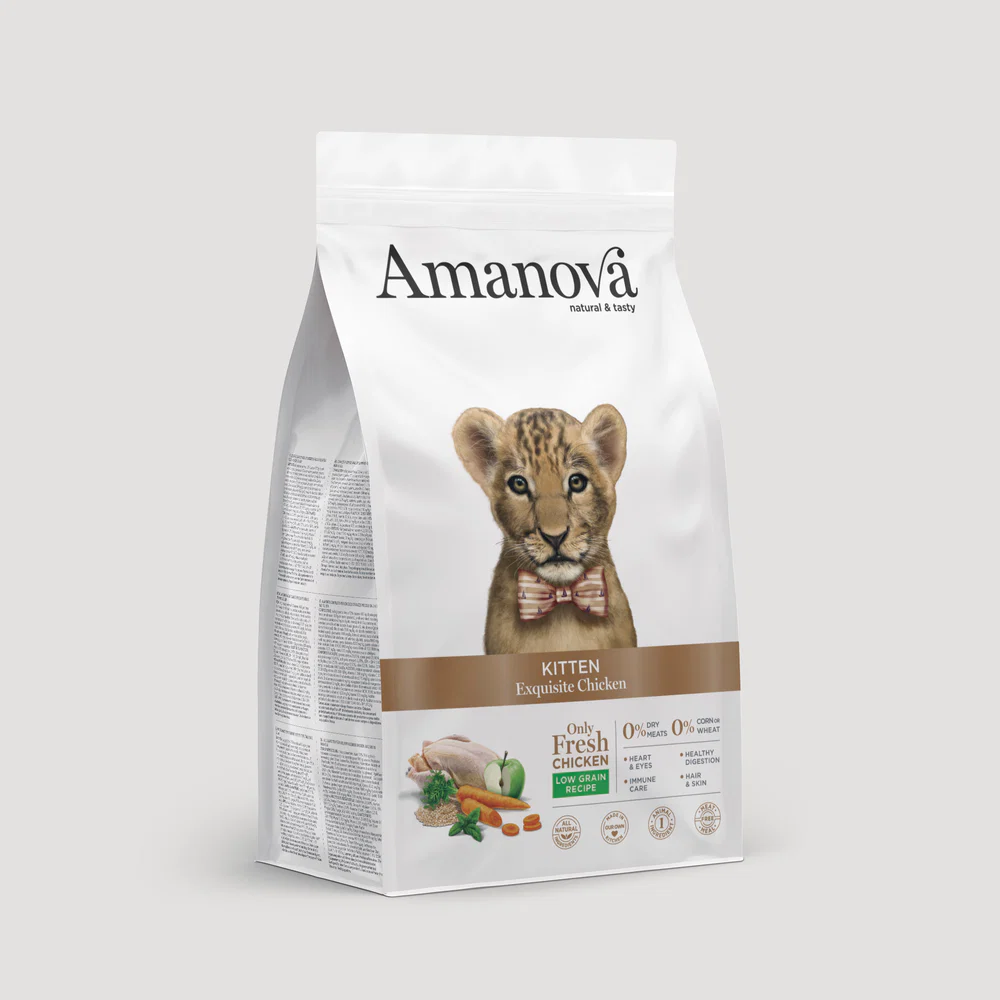 Embalagem branca de ração para gatinhos Amanova com imagem de gatinho e texto