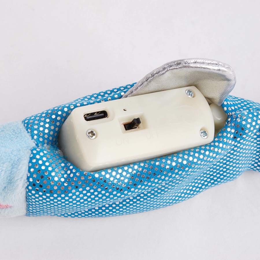 Comando eletrônico branco em pano azul com pontos prateados e detalhe prateado