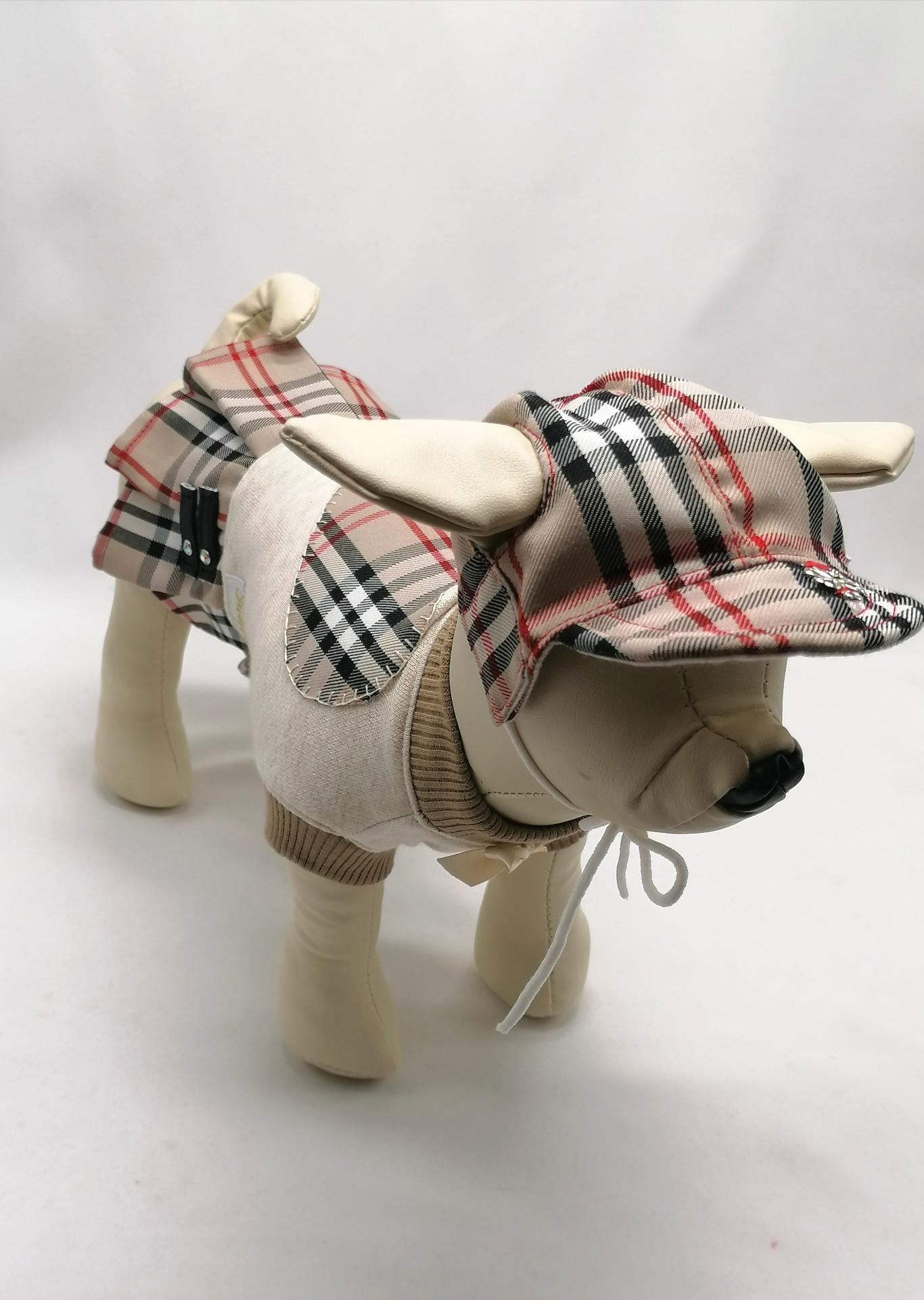 figura decorativa de cão com roupa e boné padrão tartan