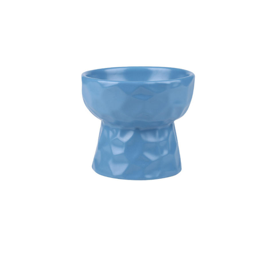 Tigela azul de cerâmica com textura facetada e base cónica