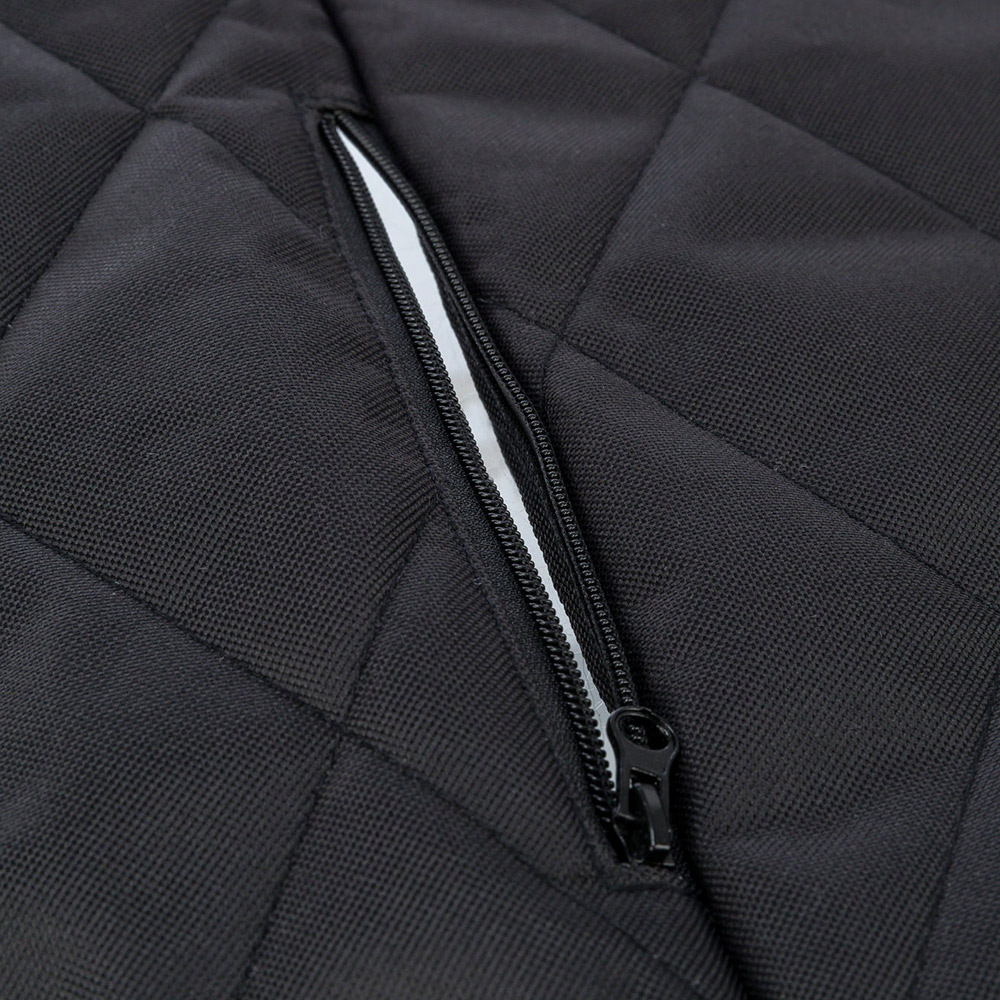 Close-up de tecido preto acolchoado com fecho de correr preto aberto parcialmente