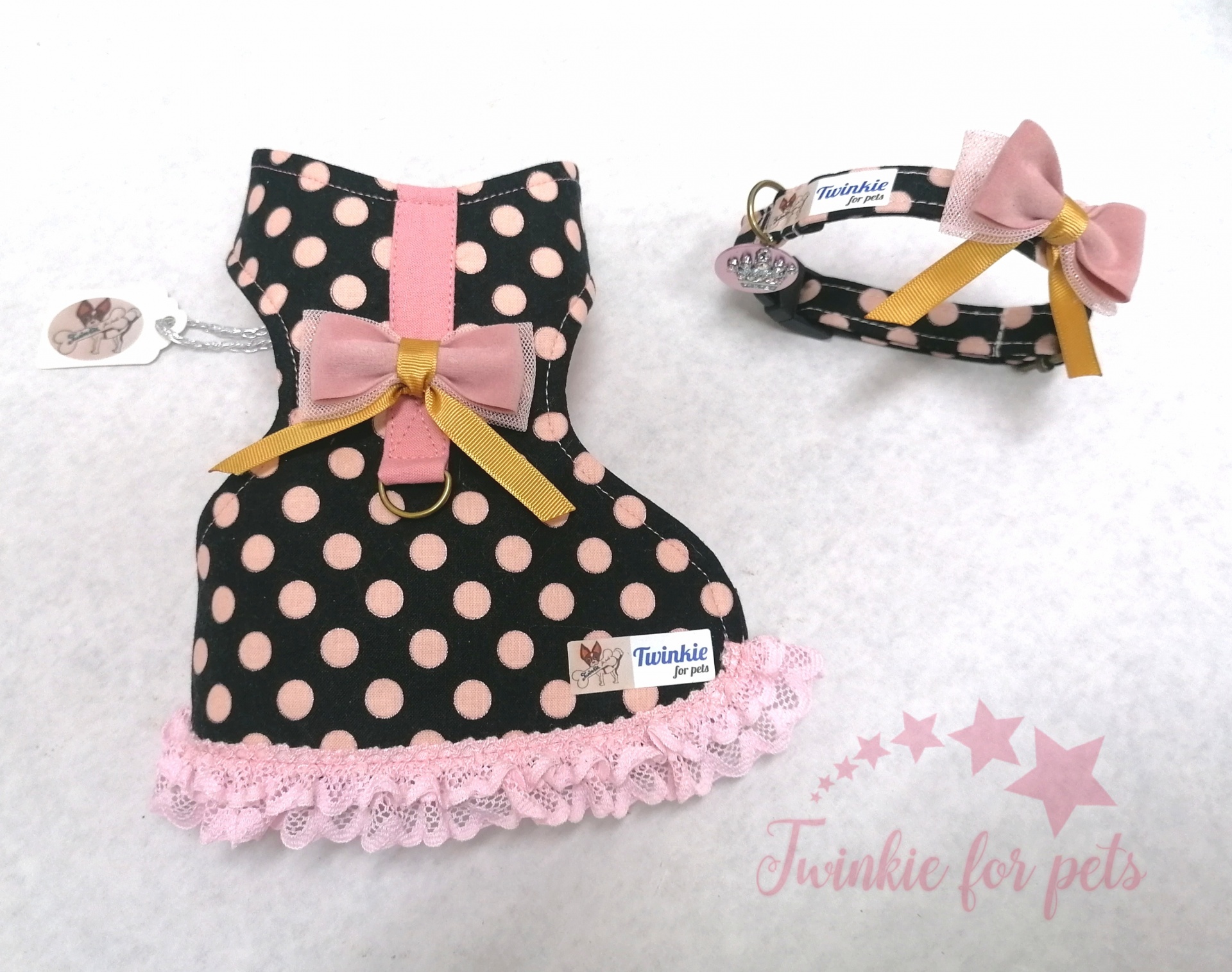 Peitoral e coleira para animais em tecido preto com bolinhas rosa, laço rosa, fita amarelo mostarda, renda rosa e etiqueta 'Twinkie for pets'