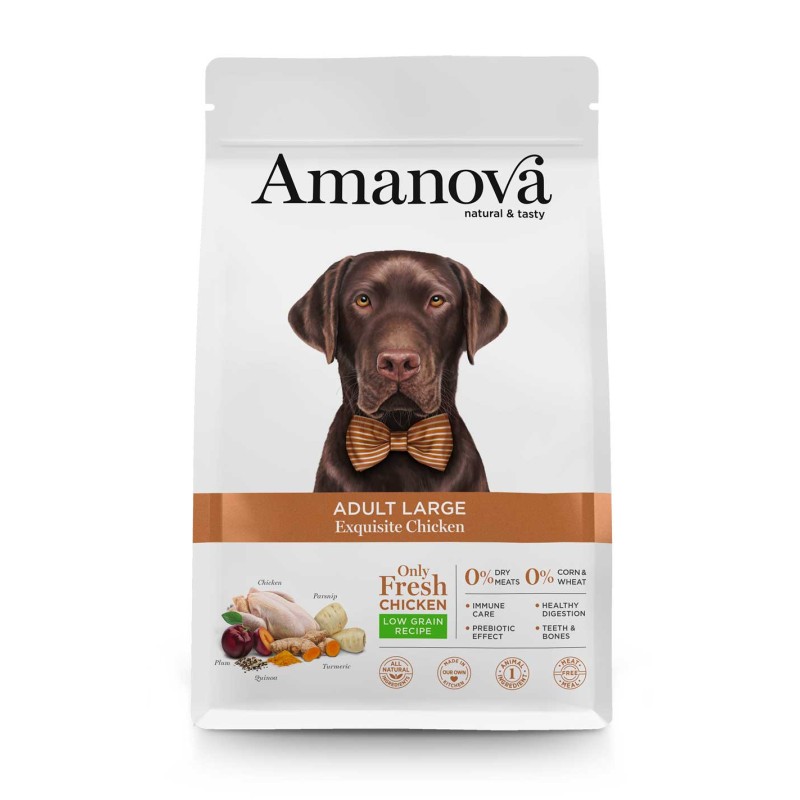 Saco branco de ração para cães da Amanovâ com cão castanho e laço.