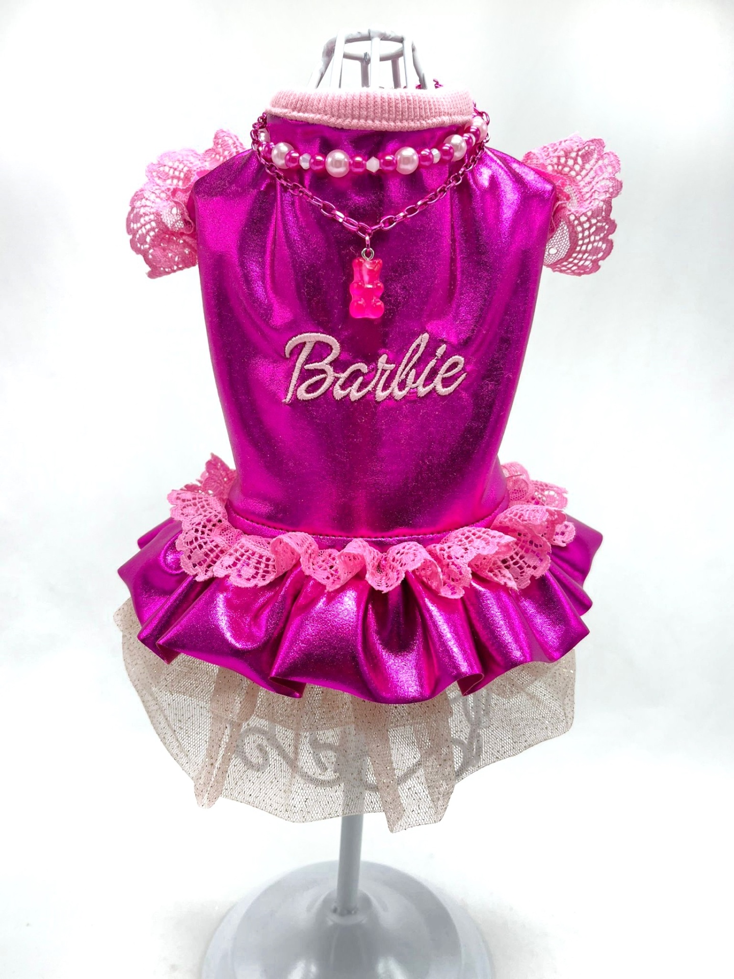 Vestido rosa metálico para cão com renda e colar de pérolas