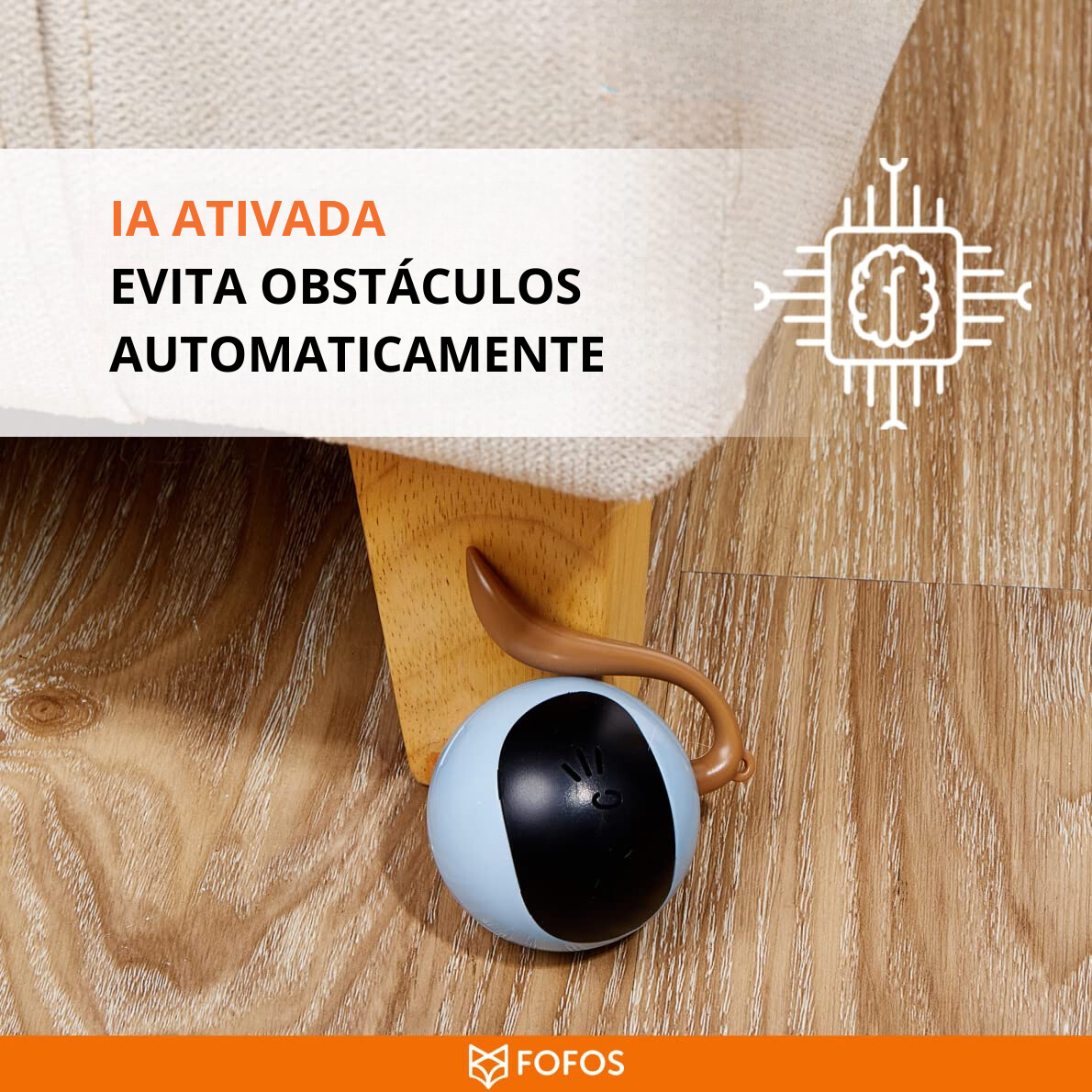 Robô de limpeza esférico azul e preto sob sofá de tecido bege com texto IA ATIVADA EVITA OBSTÁCULOS AUTOMATICAMENTE