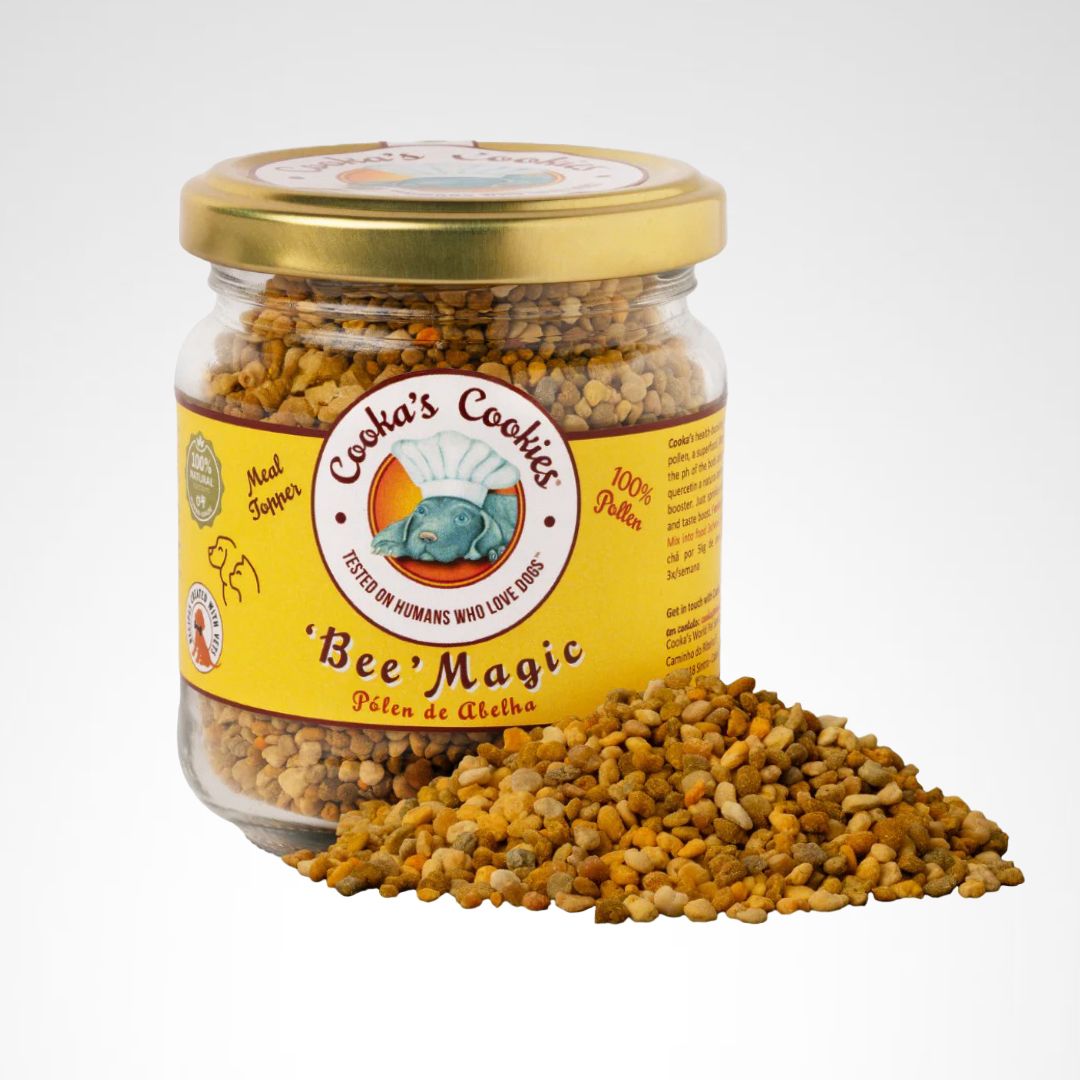 Frasco de vidro com pólen de abelha e rótulo amarelo com cão e textos Cookas Cookies e Bee Magic