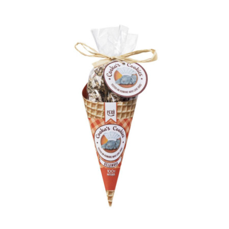 Cone de waffle com cookies embalados em saco plástico e rótulos vermelhos e brancos